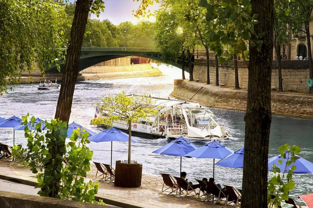 Hop-on Hop-off Boat on the Seine 1 & 2 day pass | Batobus Pass