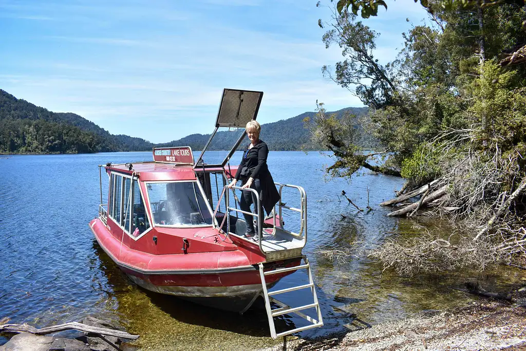 Lake Mapourika Cruise & Rainforest Walk