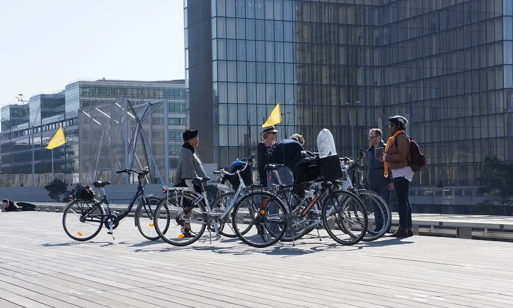 Paris: Guided Bike Tour With Food Tasting