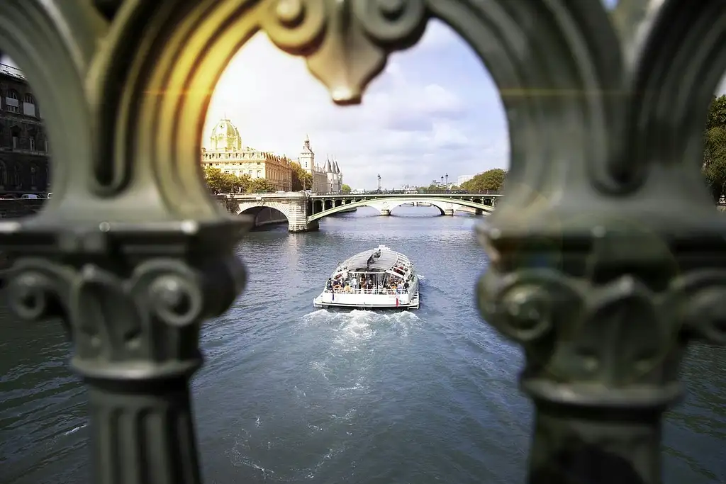 Hop-on Hop-off Boat on the Seine 1 & 2 day pass | Batobus Pass