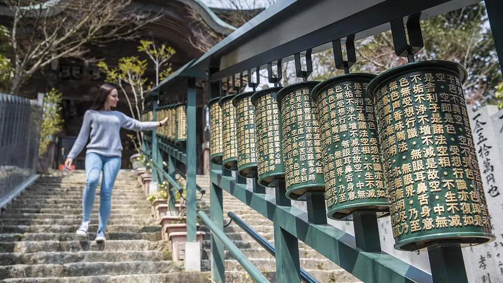 6 Day Japan Castles & Cuisine: Kyoto to Osaka | G Adventures 18 to 30somethings