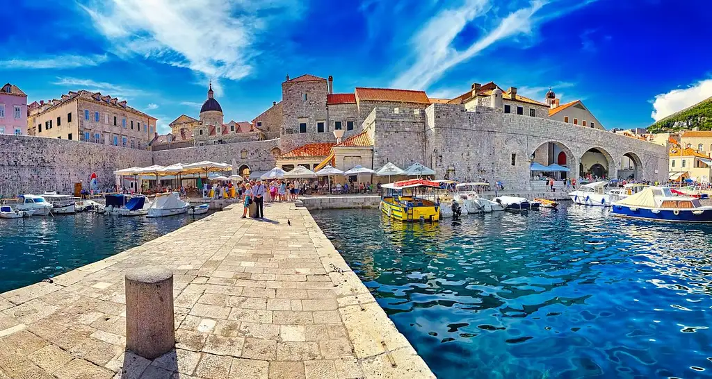 34 Day Ultimate Europe: Berlin, Tuscany & Greek Temples | G Adventures 18-35's
