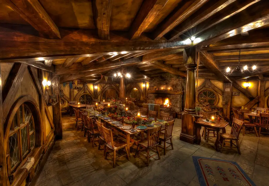 Hobbiton Movie Set & Waitomo Caves Tour from Auckland - Full Day