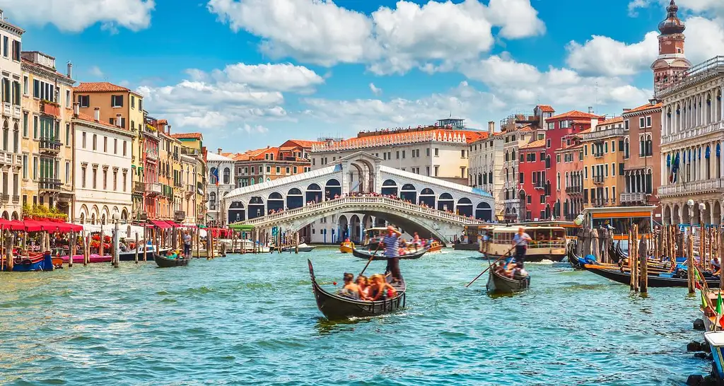 25 Days Total Europe: Austria, the Mediterranean & Ancient Athens | G Adventures 18-35's