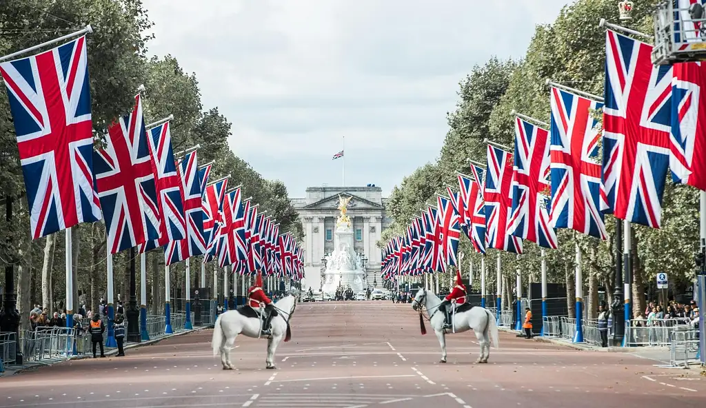 Royal Walking Tour with Buckingham Palace Tickets