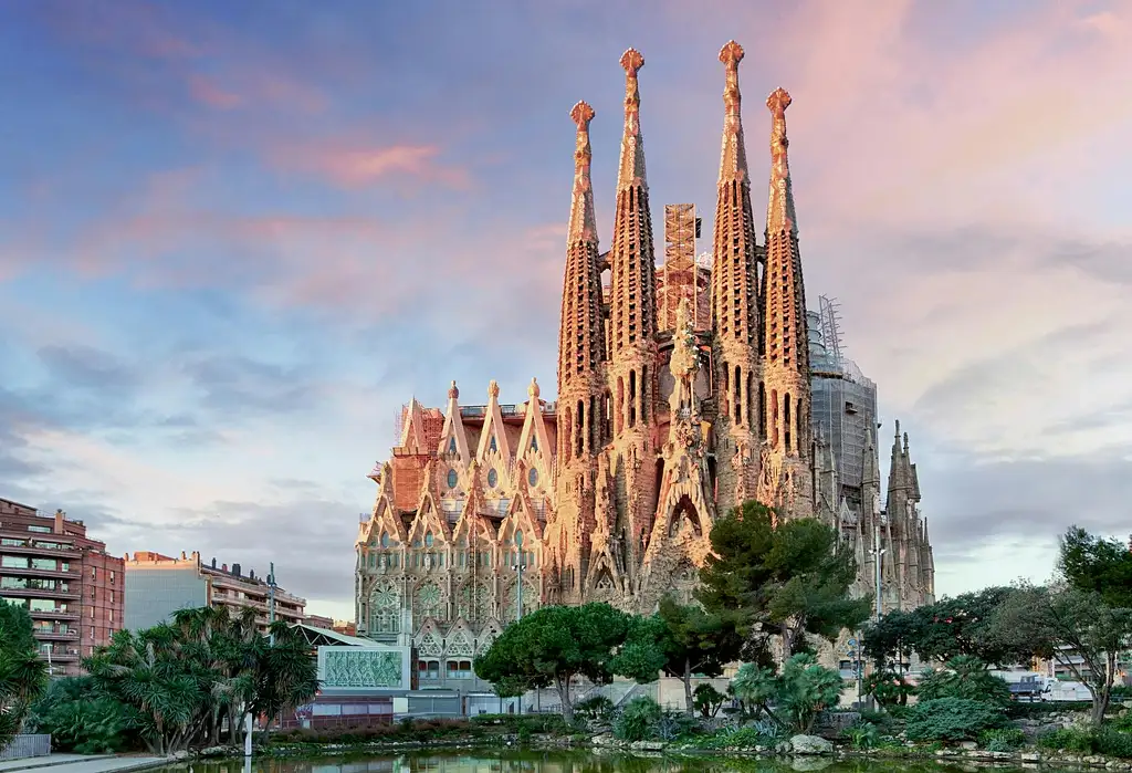 Sagrada Familia Skip-the-line Ticket And Guided Tour | Small-group Tour