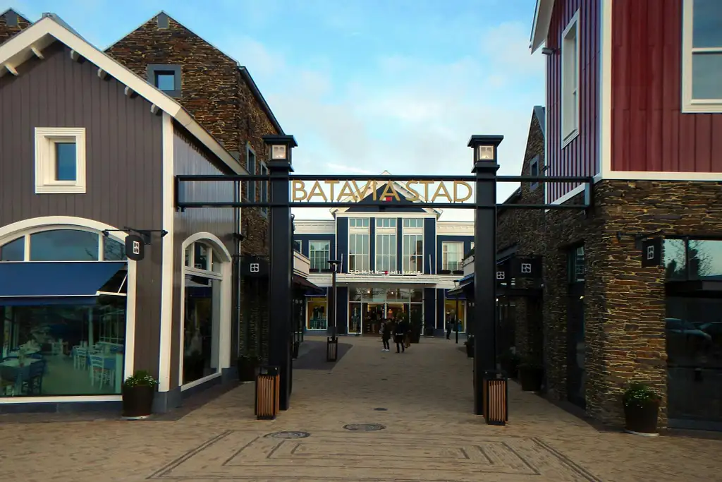 Shopping experience at Bataviastad Fashion Outlet with private transportation