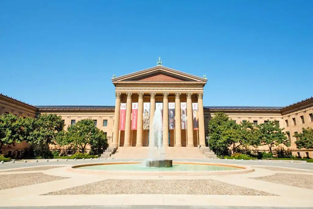 Philadelphia and Amish Countryside Guided Day Tour From NYC