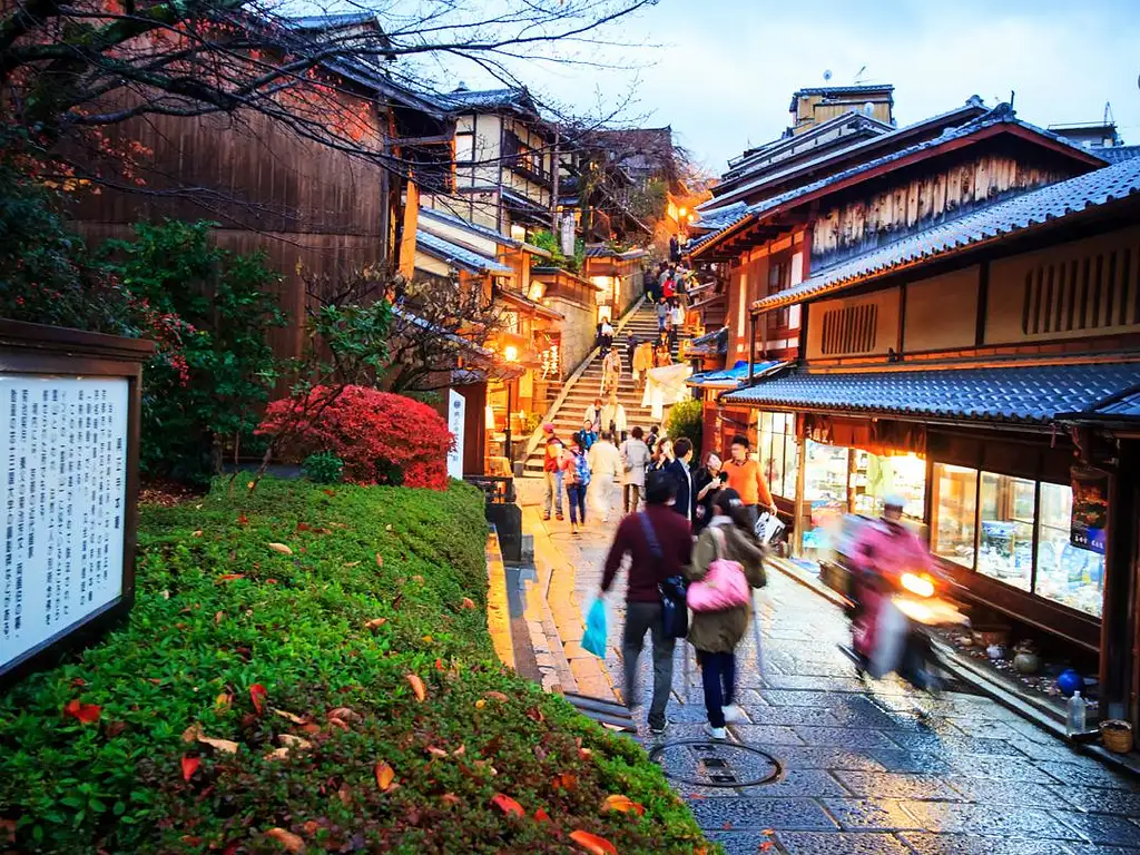 6 Day Japan Castles & Cuisine: Kyoto to Osaka | G Adventures 18 to 30somethings