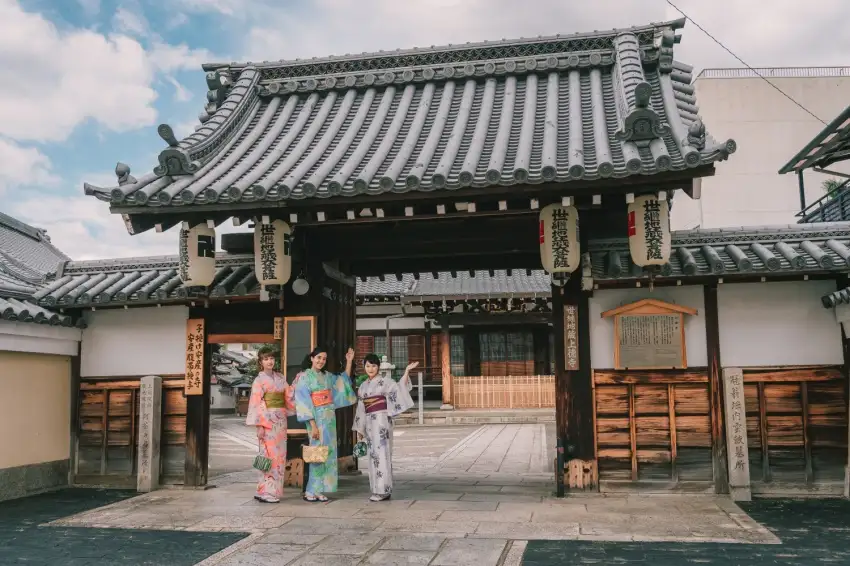Kimono Rental and Unexplored Kyoto Walking Tour