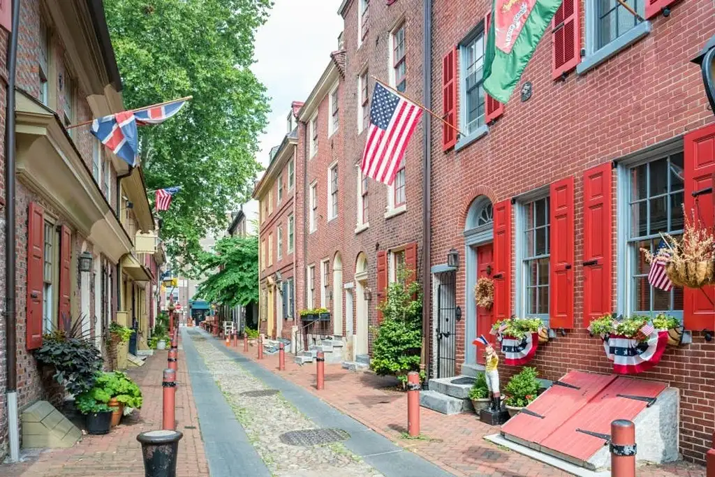 Philadelphia and Amish Countryside Guided Day Tour From NYC