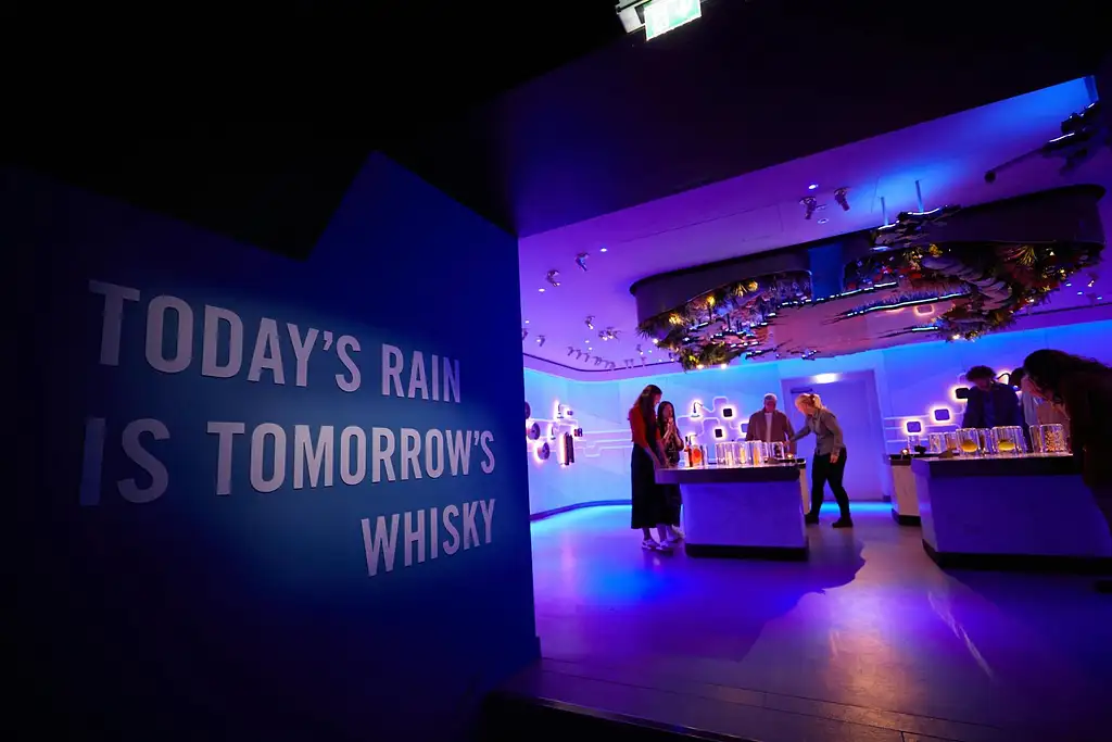 Johnnie Walker Whisky Tour in Edinburgh with Tasting and Lunch