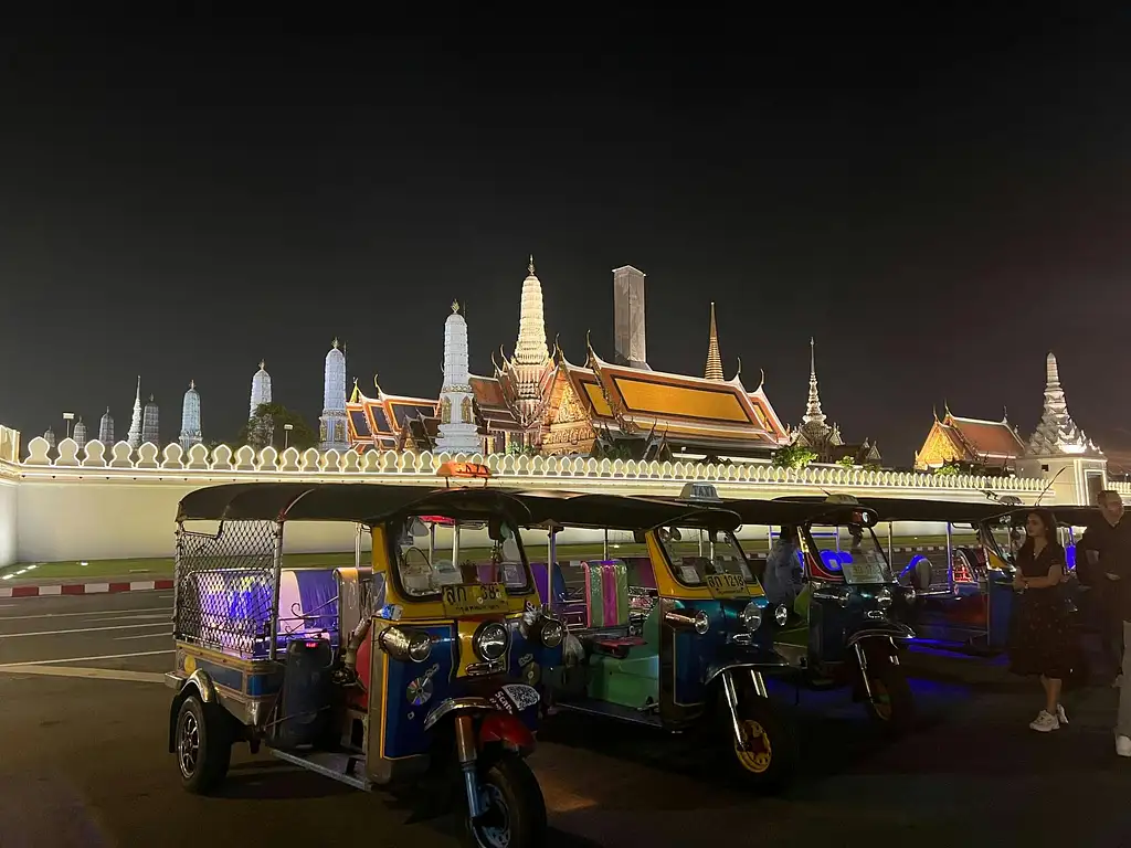 Bangkok Tuk Tuk Night Tour with Chinatown Street Food Meal