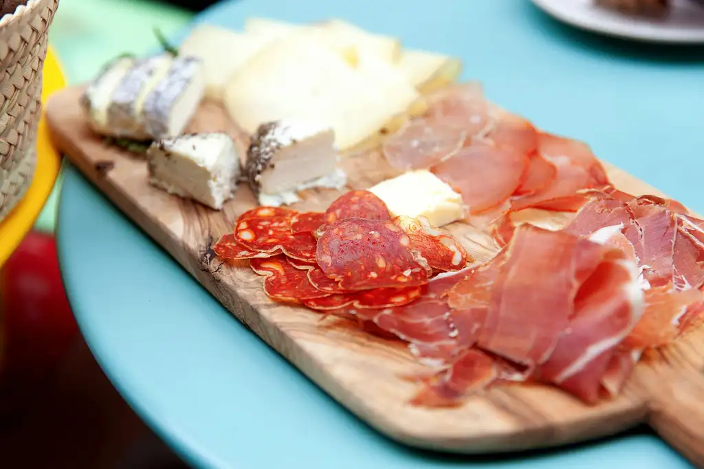 Food Tour in Chartrons Wine District | From Bordeaux