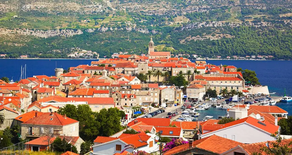 25 Days Total Europe: Austria, the Mediterranean & Ancient Athens | G Adventures 18-35's