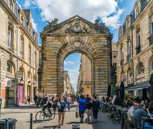 Traditional Food Tour in Bordeaux