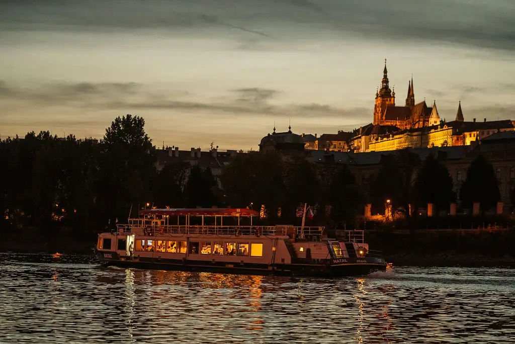 Sightseeing Eco-Cruise in Prague with Prosecco
